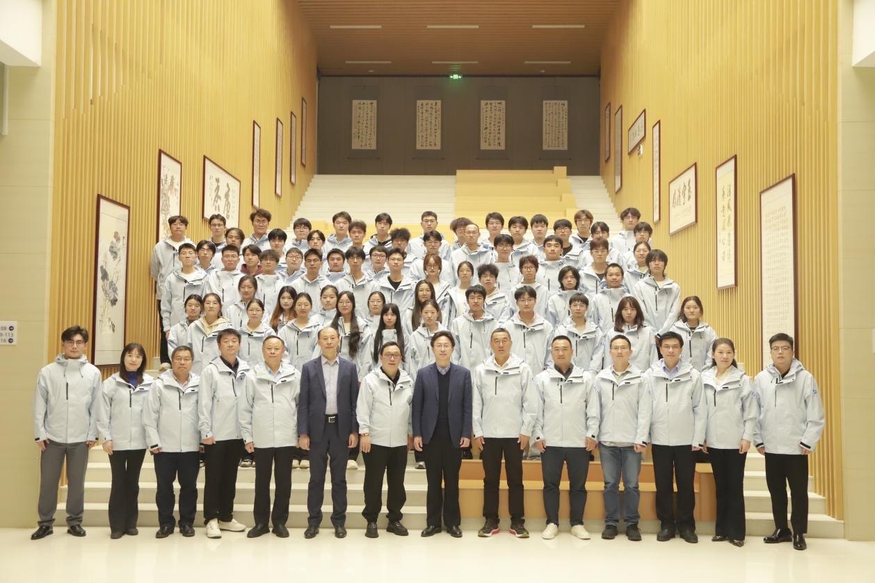 参会领导、嘉宾与师生合影